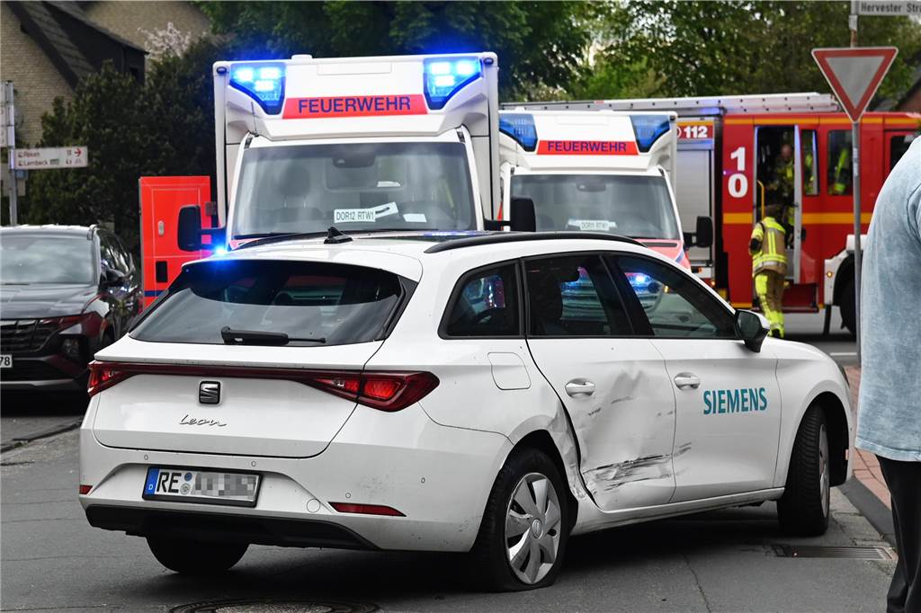 In Dorsten-Wulfen ist am Ostermontag ein Auto in ein Bankgebäude gefahren. Ein Vorderrad stand im Treppenhaus des Gebäudes.