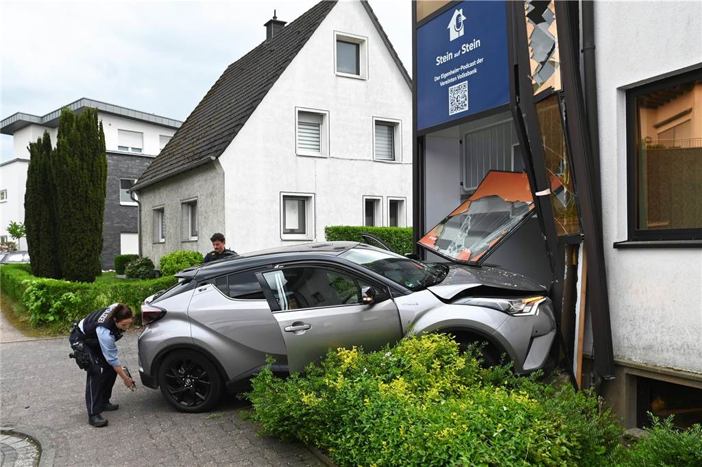 In Dorsten-Wulfen ist am Ostermontag ein Auto in ein Bankgebäude gefahren. Ein Vorderrad stand im Treppenhaus des Gebäudes.