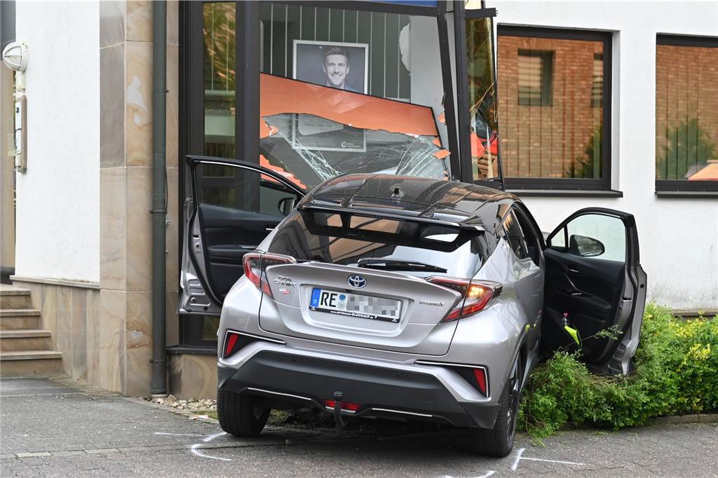 In Dorsten-Wulfen ist am Ostermontag ein Auto in ein Bankgebäude gefahren. Ein Vorderrad stand im Treppenhaus des Gebäudes.