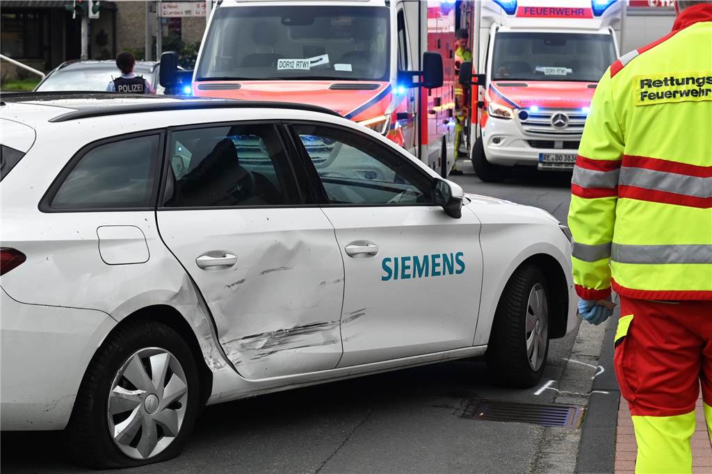 In Dorsten-Wulfen ist am Ostermontag ein Auto in ein Bankgebäude gefahren. Ein Vorderrad stand im Treppenhaus des Gebäudes.