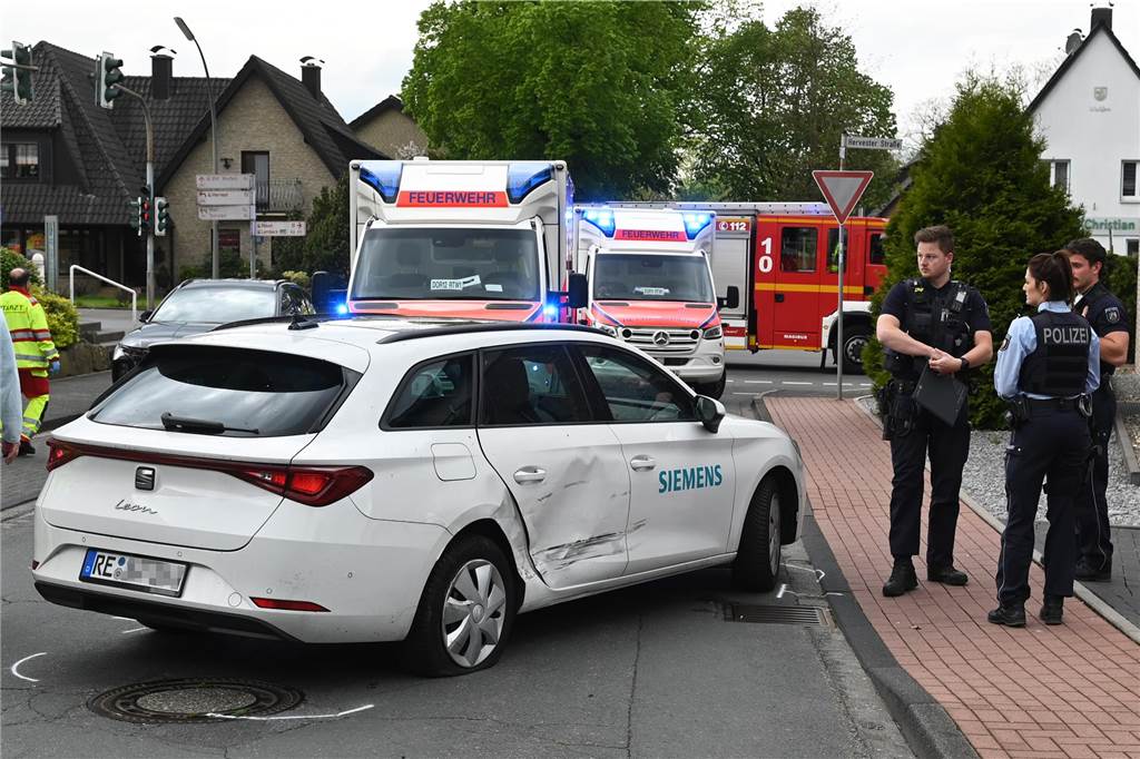 In Dorsten-Wulfen ist am Ostermontag ein Auto in ein Bankgebäude gefahren. Ein Vorderrad stand im Treppenhaus des Gebäudes.