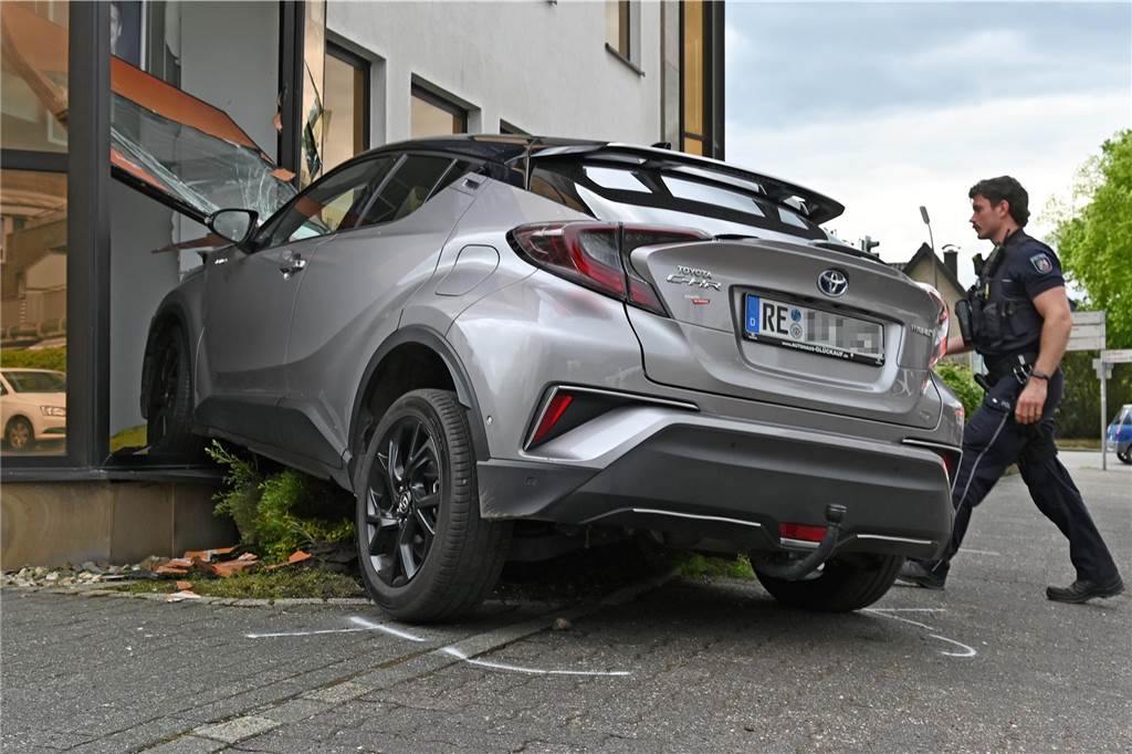 In Dorsten-Wulfen ist am Ostermontag ein Auto in ein Bankgebäude gefahren. Ein Vorderrad stand im Treppenhaus des Gebäudes.