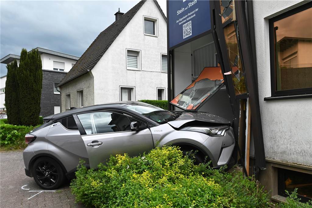 In Dorsten-Wulfen ist am Ostermontag ein Auto in ein Bankgebäude gefahren. Ein Vorderrad stand im Treppenhaus des Gebäudes.