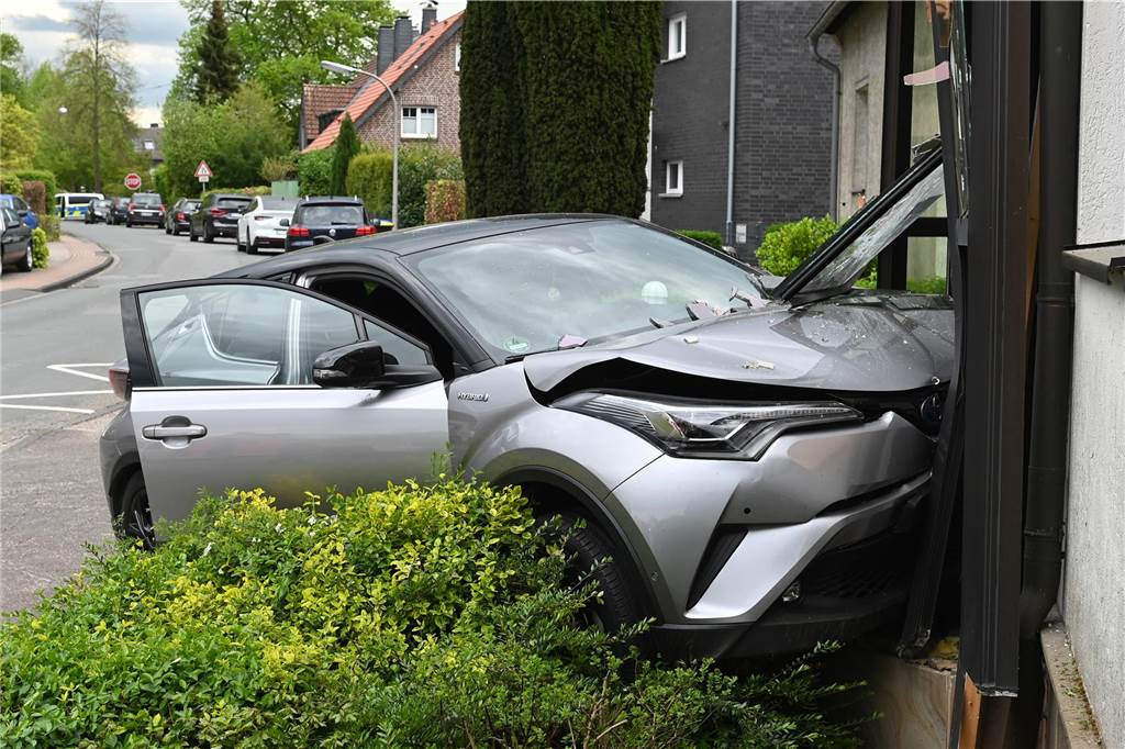 In Dorsten-Wulfen ist am Ostermontag ein Auto in ein Bankgebäude gefahren. Ein Vorderrad stand im Treppenhaus des Gebäudes.