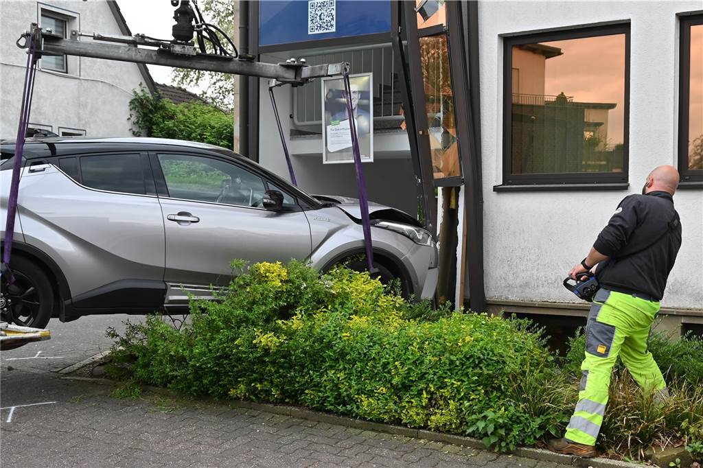 In Dorsten-Wulfen ist am Ostermontag ein Auto in ein Bankgebäude gefahren. Ein Vorderrad stand im Treppenhaus des Gebäudes.