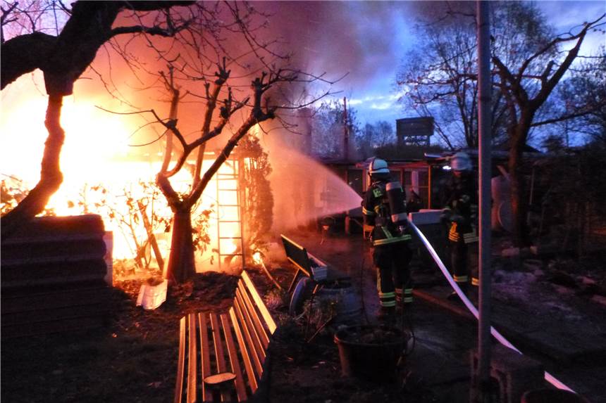 Feuer in Kleingartenanlage: Hühner sterben in den Flammen In Dortmund Eving brannten am Sonntagmorgen (18.4.) zwei Gartenlauben ab.