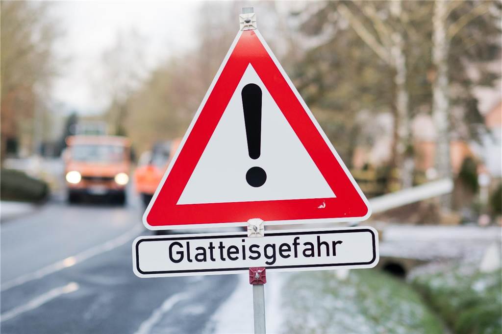 Glatte Straßen sorgten für Unfälle und Einschränkungen auf den Straßen