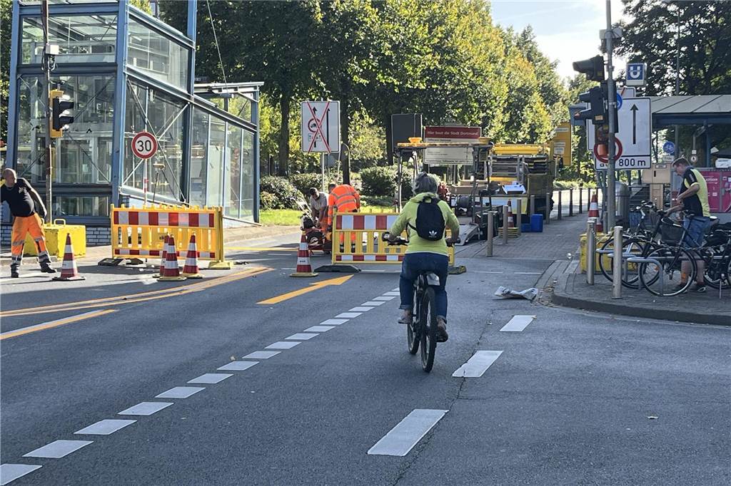 Sperrung an der Hohen Straße: Beide Fahrtrichtungen in einer Tunnelröhre Eine Radfahrerin fährt auf eine Baustelle zu