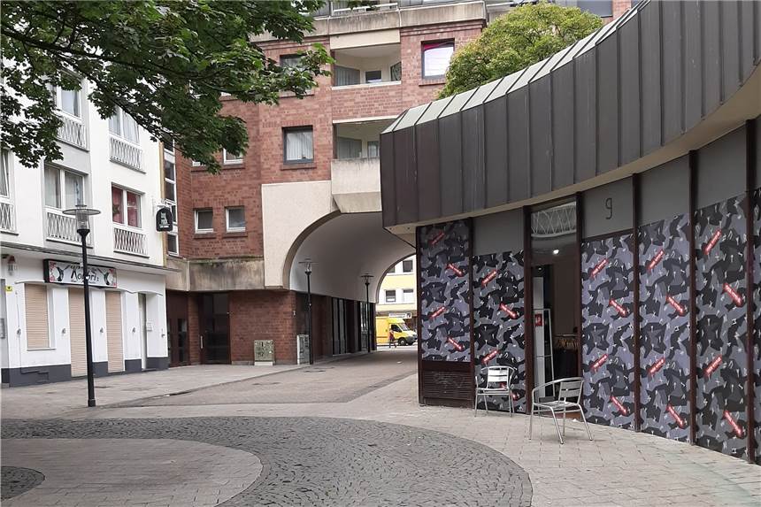 Thor Steinar eröffnet erneut Geschäft in Dortmund In Dortmund hat erneut ein Thor-Steinar-Laden geöffnet. Die Schaufenster des Geschäfts waren am Eröffnungstag bis auf den Eingang mit Thor-Steinar-Werbebanden verklebt.