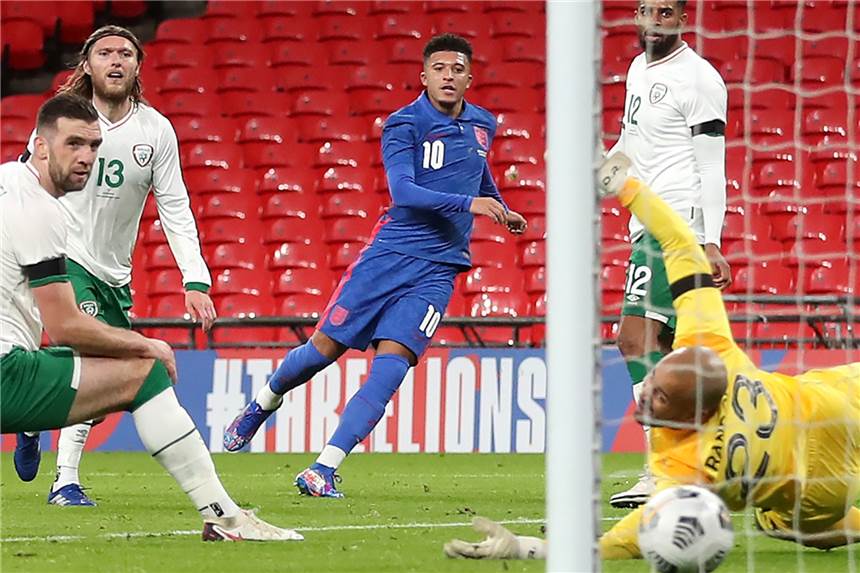 Formtief überwunden? BVB-Star Jadon Sancho äußert sich zuversichtlich In Dortmund in dieser Saison bislang noch ein seltener Anblick: Der gegnerische Torwart muss nach einem Schuss von BVB-Star Jadon Sancho hinter sich greifen.