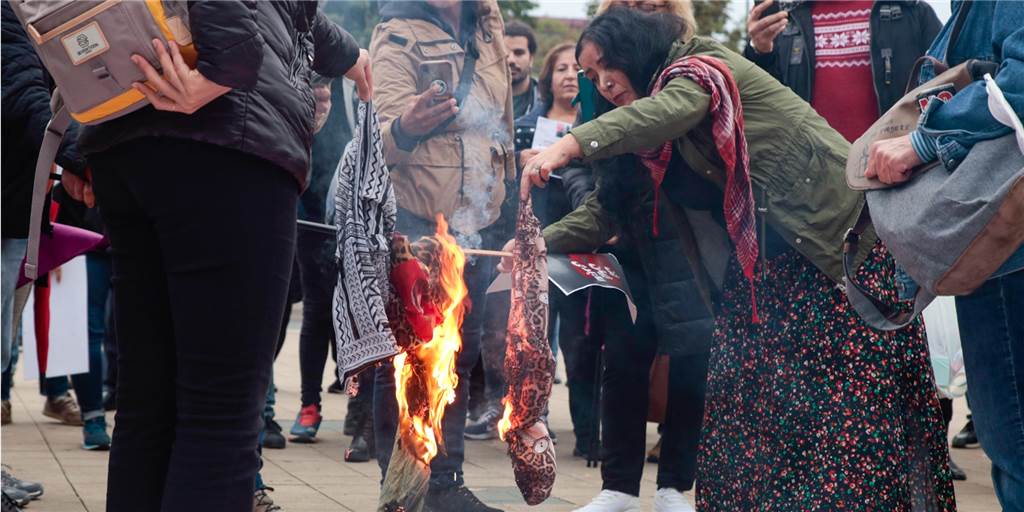 Frauen verbrennen ihre Kopftücher mitten in Dortmund Viele Menschen versammelten sich am Samstag in Dortmund, um gegen die politische Gewalt an Frauen im Iran zu demonstrieren.