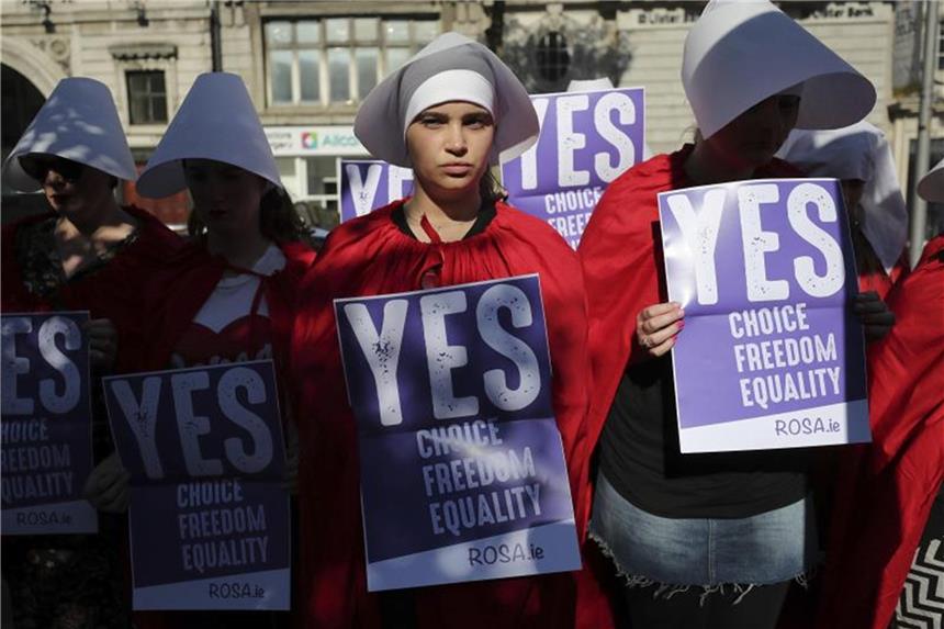Hohe Beteiligung bei Abtreibungsreferendum in Irland In Dublin demonstrieren Frauen für die Legalisierung von Schwangerschaftsabbrüchen. Foto: Niall Carson/PA