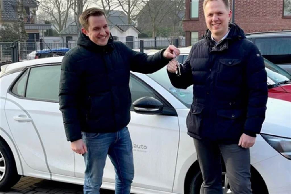 Carsharing: Verwaltung soll den Bedarf in der Stadt prüfen Lennart Topp (Stadtteilauto cambio Regio, l.) übergab den Autoschlüssel an Nicolas Brinckmann (WohnBau Münsterland).