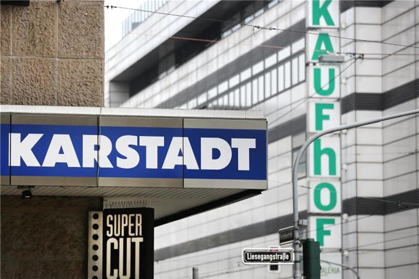 In Düsseldorf (Nordrhein-Westfalen) stehen sich eine Karstadt-Filiale und eine Kaufhof-Filiale gegenüber. Foto: Martin Gerten/Archiv