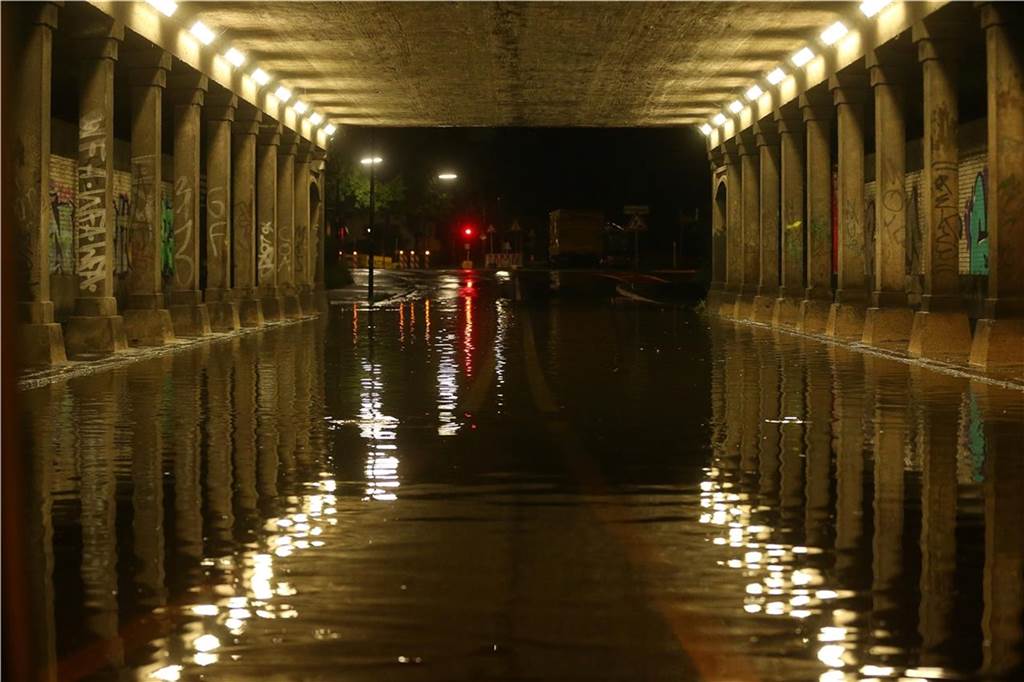 Unwetter in NRW: Chaos und Verwüstung in Hagen - Feuerwehrmann stirbt im Einsatz - Liveblog In Düsseldorf wurde eine Bahnunterführung überschwemmt.