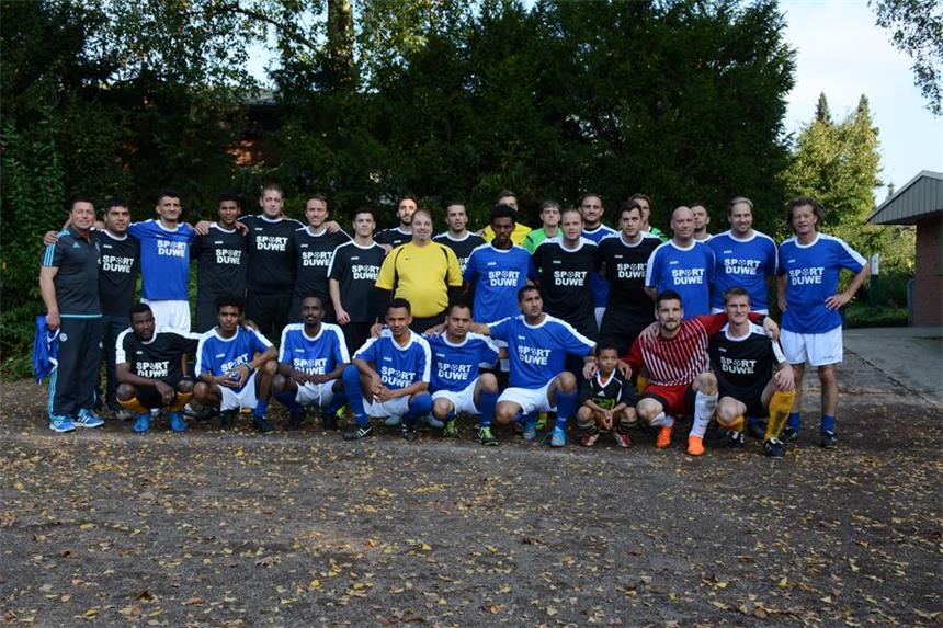 300 Besucher sahen Benefizspiel In eigens für das Spiel beflockten Trikots traten die Spieler aus Deutschland, Albanien, Syrien und Afrika für den guten Zweck an.