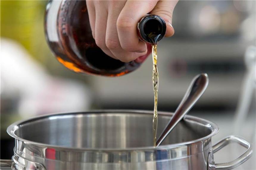 Was ist ein Cassoulet? In ein Cassoulet kommt auch etwas Rot- oder Weißwein. Foto: Jens Büttner/Symbolbild