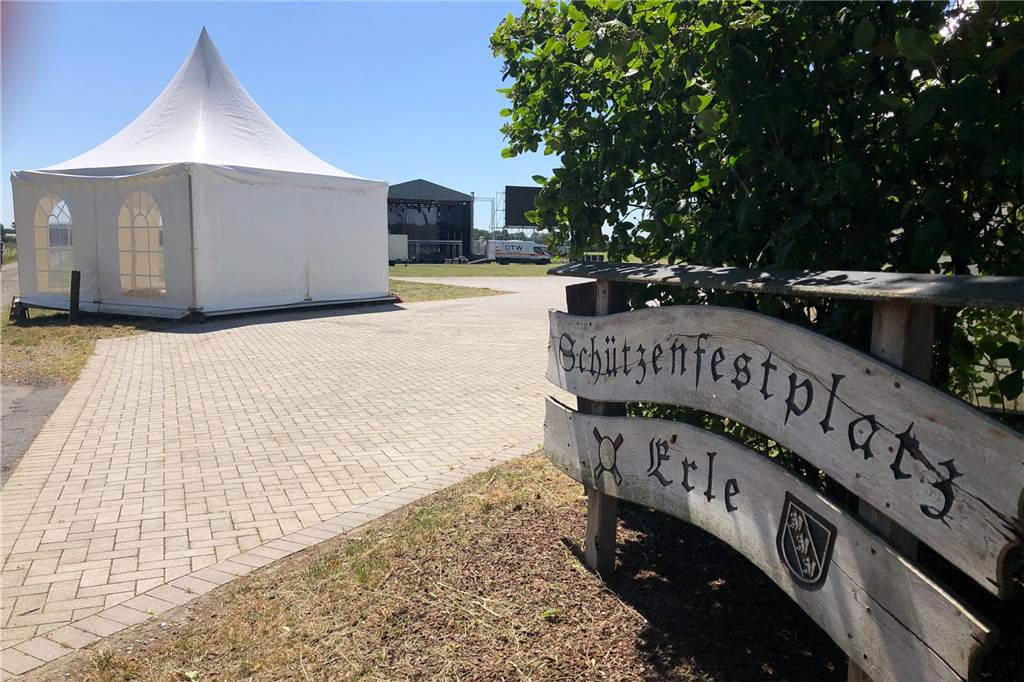 Coronavirus: Bühne und Leinwand stehen - Autokino gibt’s aber nicht In ein Festivalgelände wurde der Erler Schützenfestplatz verwandelt.