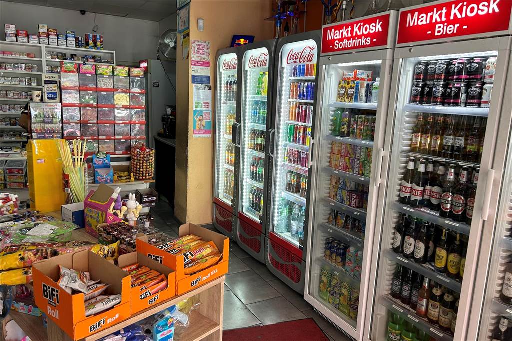 Tag der Trinkhallen 2024: Musik, Grill und Gemeinschaft am Markt Kiosk In ein Kühlschrankfach passt ein ganzer Kasten Bier.