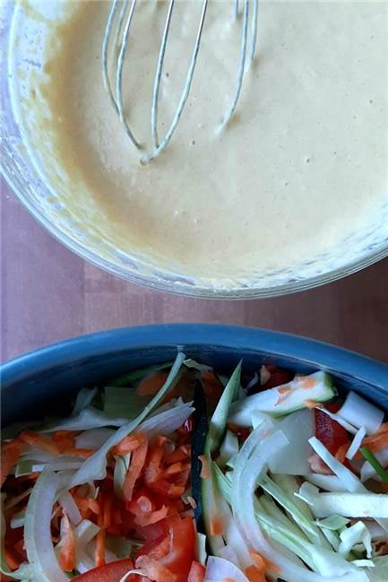 Pfannekuchen ganz anders: Probieren Sie mal die koreanische Variante Geschnittenes Gemüse und Teig braucht man für koreanische Pfannekuchen.
