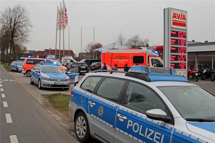 Albaner durch Messerstich schwer verletzt In eine Tankstelle an der Borkener Straße war der schwer verletzte Albaner geflohen. Der Notruf löste einen Großeinsatz von Polizei und Rettungskräften aus.