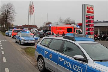 In eine Tankstelle an der Borkener Straße war der schwer verletzte Albaner geflohen. Der Notruf löste einen Großeinsatz von Polizei und Rettungskräften aus.