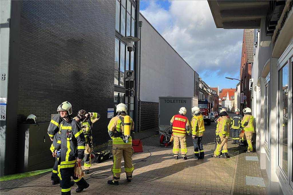 Fünf Löschzüge auf dem Marktplatz in Dorsten: Feuer in Wohn- und Geschäftshaus gemeldet In einem Betriebsraum bei C & A hatte es eine Rauchentwicklung gegeben.