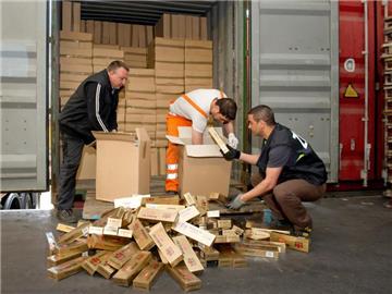 In einem Container aus den Vereinigten Arabischen Emiraten befanden sich insgesamt 9,5 Millionen unversteuerte Zigaretten hinter Badehandtüchern. Foto: Sven Hoppe