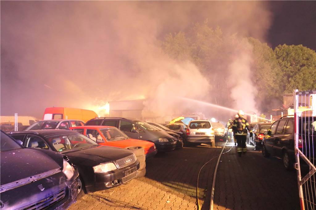 Brennende Reifen: viel Rauch im Dortmunder Norden, langer Feuerwehr-Einsatz In einem Container haben Reifen gebrannt, das Feuer griff dann auf andere Bereiche über.