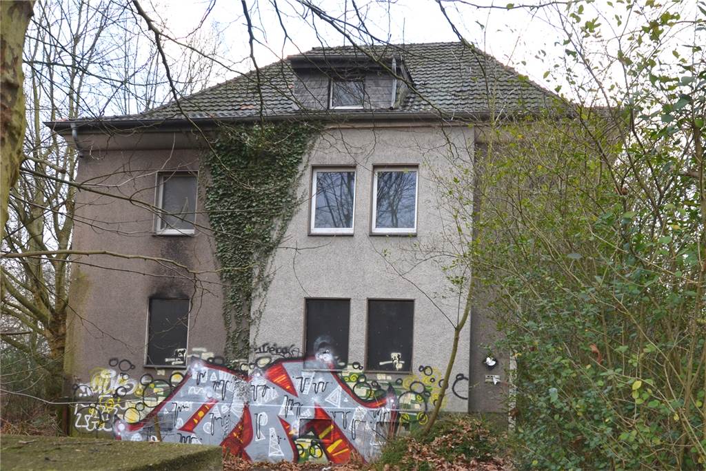 Geisterhäuser an der Wartburgstraße: Drei Hektar nutzbare Gewerbefläche? In einem der leerstehenden Häuser an der Wartburgstraße hat es im November 2018 gebrannt.