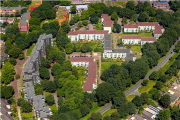 In einem der lindgrün gestrichenen Mehrfamilienhäuser am Himmelsberg droht den Mietern eine Wassersperre. Auch an der Dimker Allee 3 ist das der Fall.