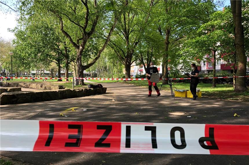 In einem Dortmunder Park hat ein Mann eine Familie mit einer brennbaren Flüssigkeit angegriffen.