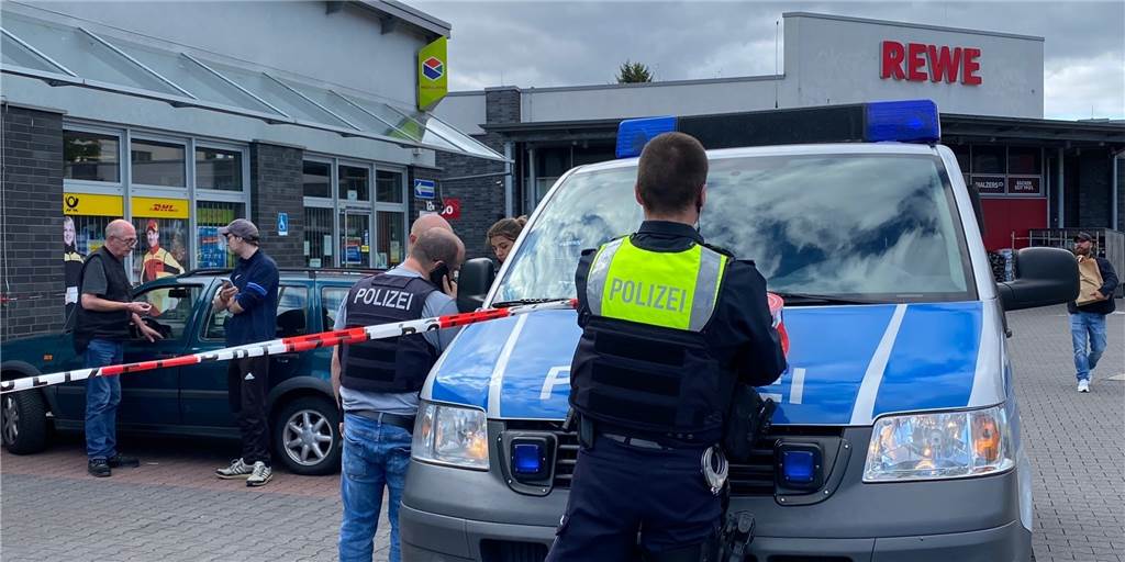 Polizisten beim Einsatz nach einem Raubüberfall in Kirchlinde