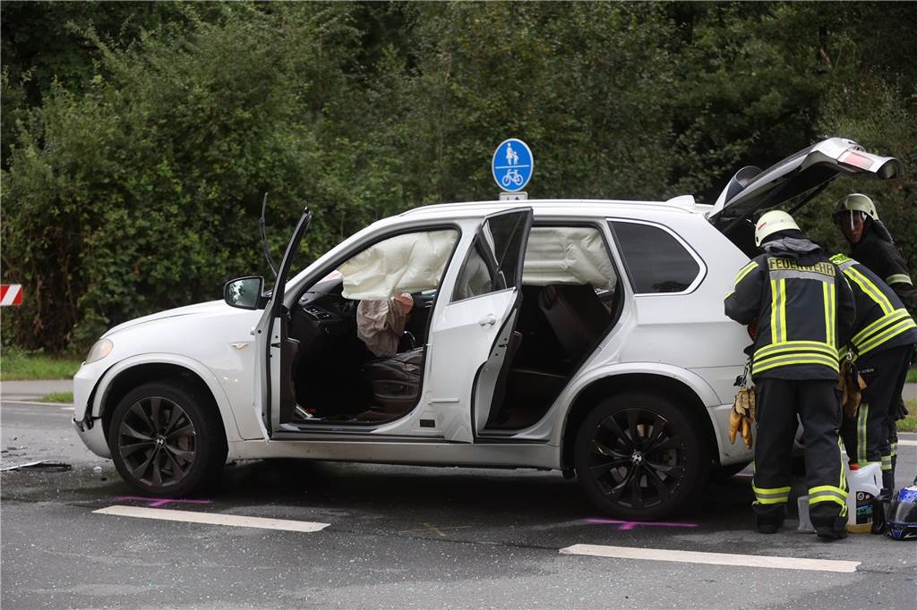 Zwei Autos zusammengestoßen: Schon wieder Unfall an Lützow-Kreuzung In einem Fahrzeug ist wegen der Kollision der Airbag aufgegangen.