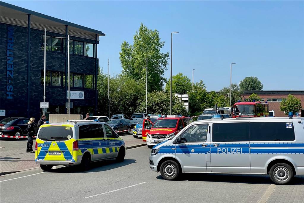 Mehrere Verletzte nach Streit im Fitnessstudio: SEK im Einsatz In einem Fitnessstudio in Dortmund-Eving gab es am Montag (5.6.) eine Auseinandersetzung, die in einem SEK- und Rettungsdienst-Einsatz endete.