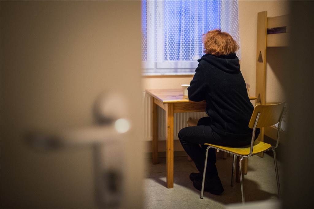 Kein Frauenhaus für Selm: Borker Unternehmer blitzt ab mit Geschenk In einem Frauenhaus hat diese Frau einen Platz gefunden. Nach drei Monaten müsste sie im Idealfall ausziehen. Wohin aber dann? Heinz Knocks wollte eine Lösung fürs Anschlusswohnen in Selm schaffen.