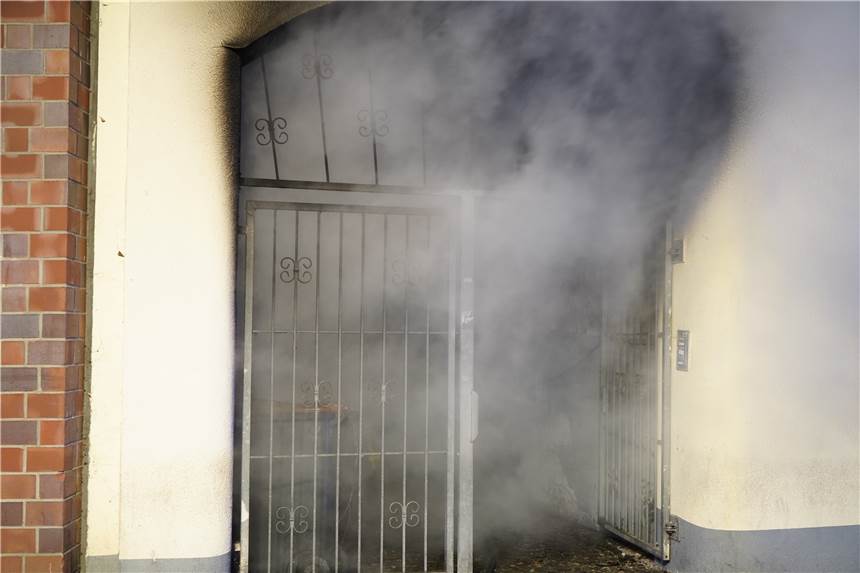 Feuerwehreinsatz am Einkaufszentrum in Castrop-Rauxel In einem Gebäudedurchgang am Einkaufszentrum brannte es.