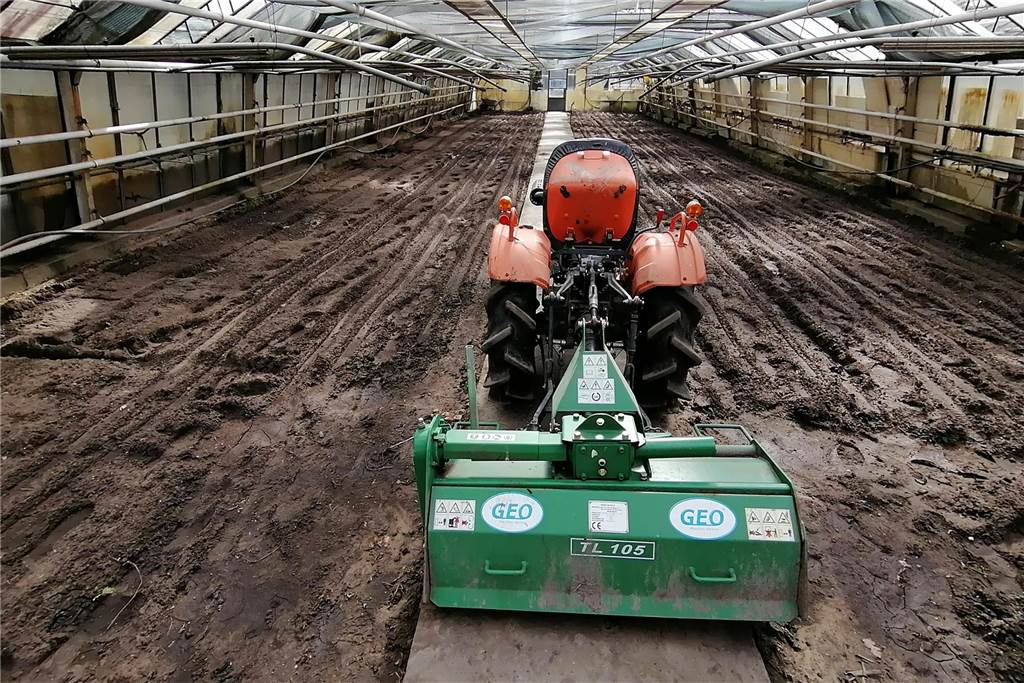 Gemüse aus dem heimischen Boden – Michels Hofverkauf startet im April Gewächshaus mit einem großen Saatbeet. In der Mitte ein Klein-Traktor.