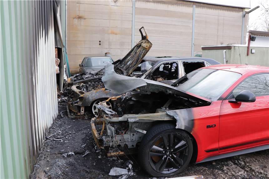 Unbekannte fackeln Luxusautos vor Lagerhalle in Dortmund-Dorstfeld ab In einem Gewerbegebiet in Dorstfeld brannten am Wochenende vier Autos und eine Lagerhalle.