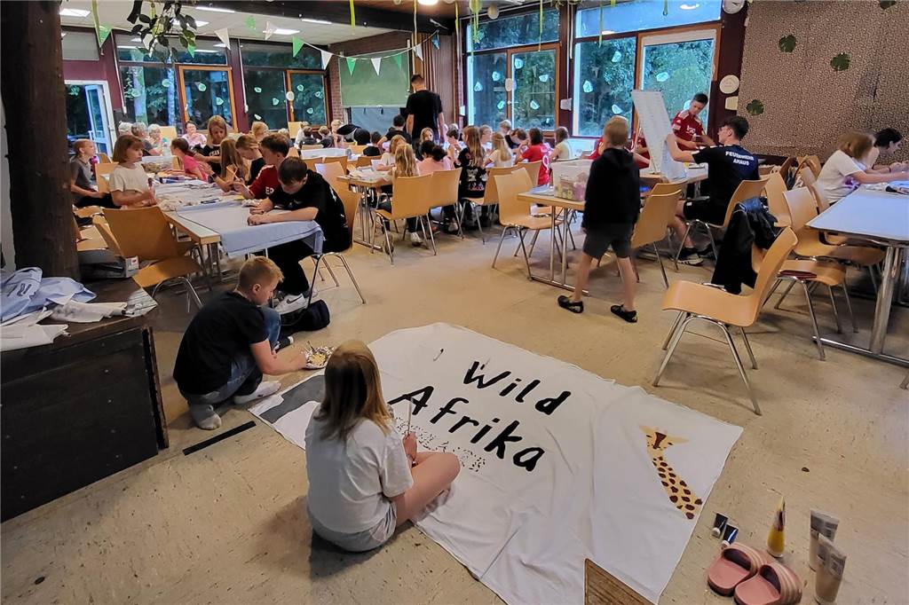 Urlaub vom Handy: Südlohner Kinder im Ferienlager mal ganz offline In einem großen Gemeinschaftsraum nehmen die Kinder nicht nur gemeinsam ihr Essen ein, sondern hier wird gemeinsam auch gebastelt oder abends auch mal ein Videoabend veranstaltet.