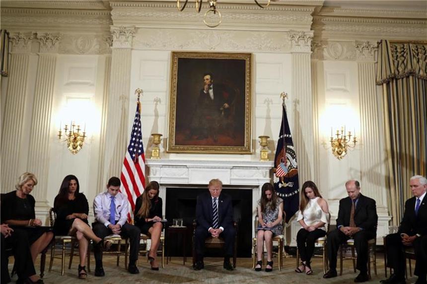 Trump hält bewaffnete Lehrer für Mittel gegen Schulmassaker In einem großen Kreis sitzen Überlebende und Angehörige im Weißen Haus um den US-Präsidenten, auch die früherer Massaker an US-Schulen. Foto: Carolyn Kaster/AP