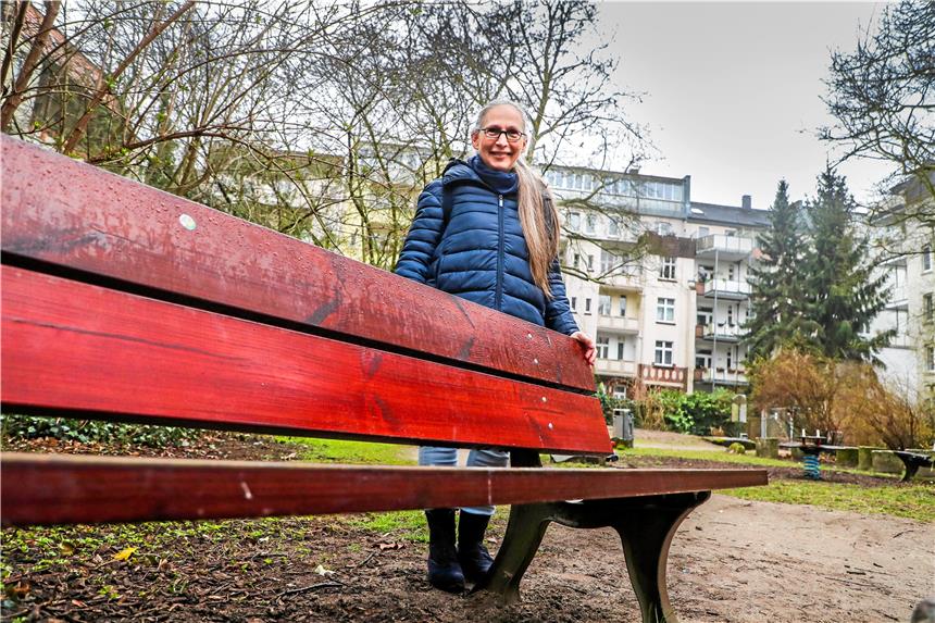 Das Motto lautet: „Jeder Straße ihre Sitzbank“ In einem Hinterhof am Neuen Graben steht eine Bank aus Holz direkt am Spielplatz. Das ist schon mal nicht schlecht. Aber Marie Wolf will mehr Bänke fürs Kreuzviertel.