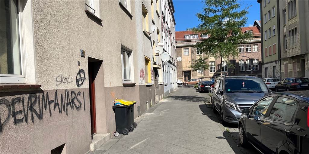 Toter Mann liegt im Hinterhof - Anwohnerin: „Das war ein Schock“ In einem Hinterhof an der Clausthaler Straße lag die Leiche eines 47-jährigen Dortmunders. Der tote Körper wies Stichverletzungen auf.