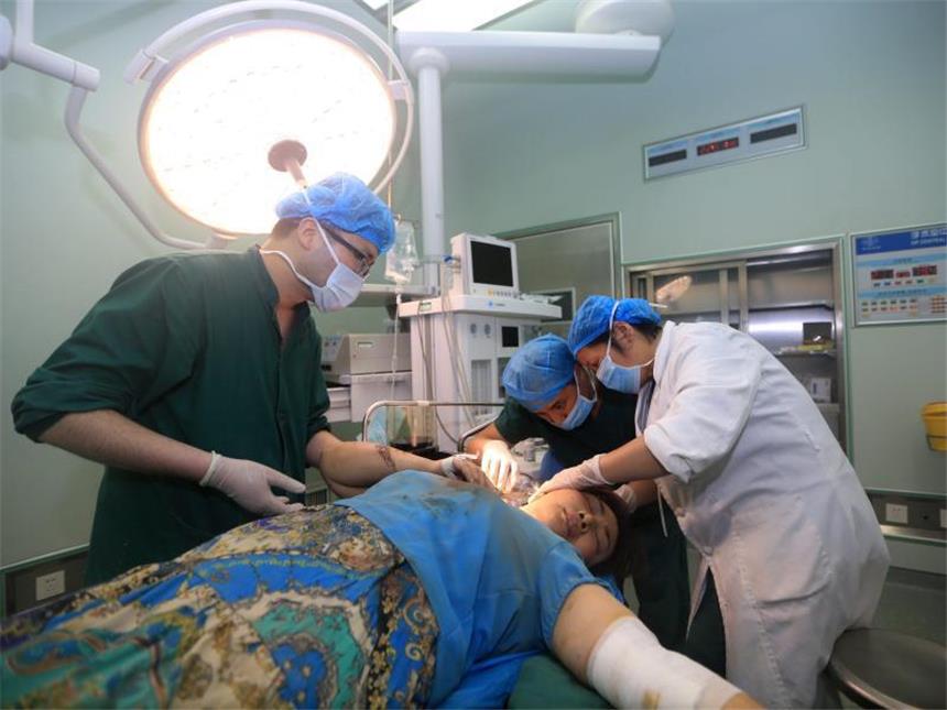 Nach Tornados in Ostchina: «Die Schäden sind schrecklich» In einem Hospital wird ein Opfer der verheerenden Unwetter versorgt. Foto: Featurechina