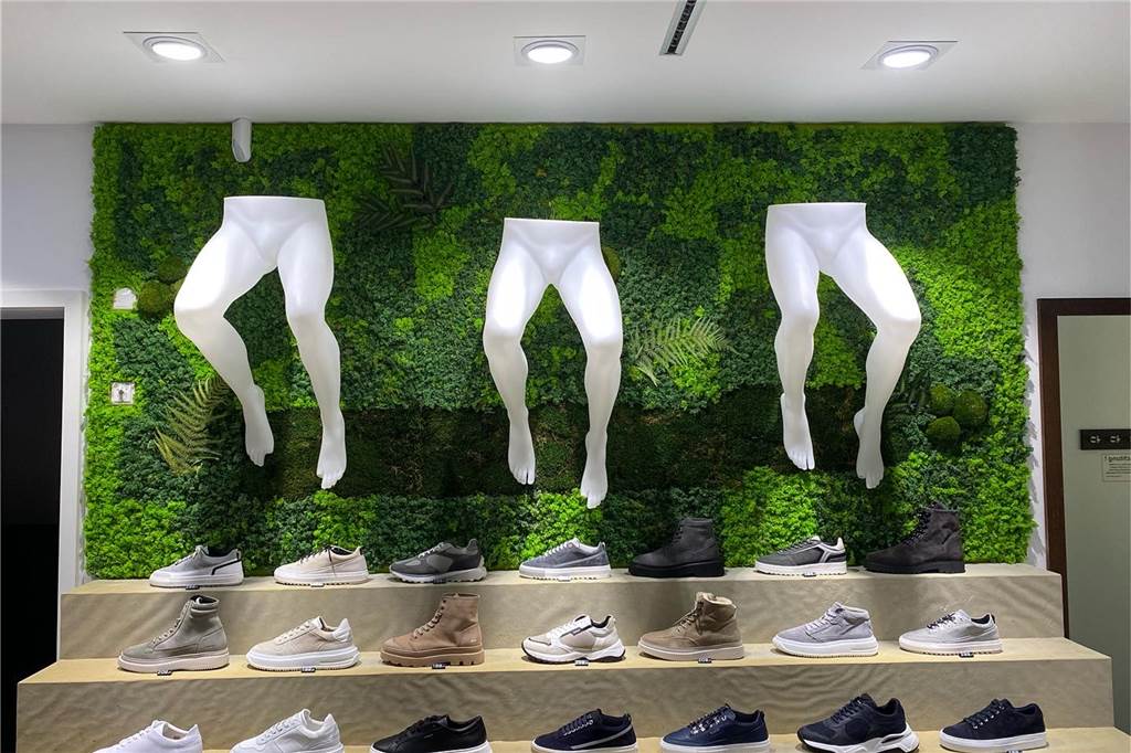 Mit grünen Wänden: Neues Start-Up möchte Welt ein wenig besser machen In einem Kleidungsgeschäft hängt schon eine Wand der Gründer.