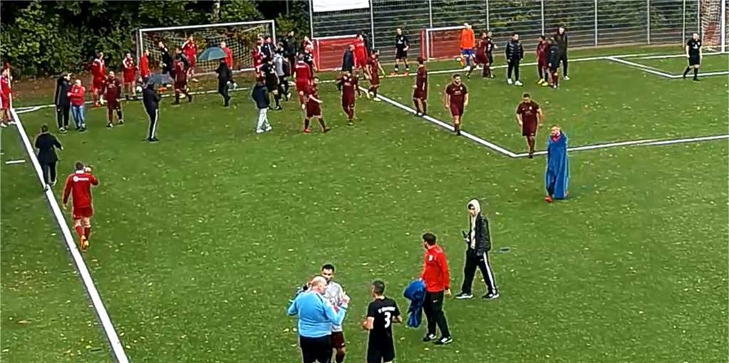 Schläge in Gesicht und Genitalbereich: Dortmunder Fußballspiel artet aus - Strafanzeige gestellt In einem Kreisliga-Spiel ist es am Wochenende zu Tumulten und Schlägen gekommen.