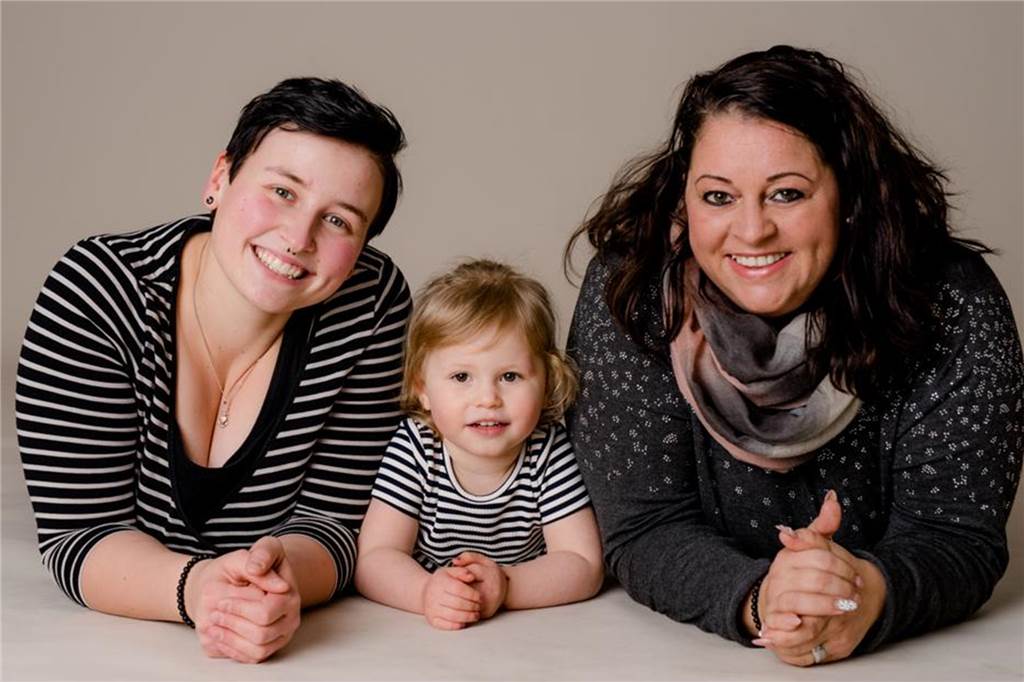 Emilys (4) Mamas fordern Gleichberechtigung: „Wir werden diskriminiert!“ In einem langen Prozess muss geklärt werden, ob Vivian (l.) als Stiefmutter von Emily (m.) gesetzlich anerkannt wird. Gleichberechtigte Mutterschaft gibt es in Deutschland noch nicht.