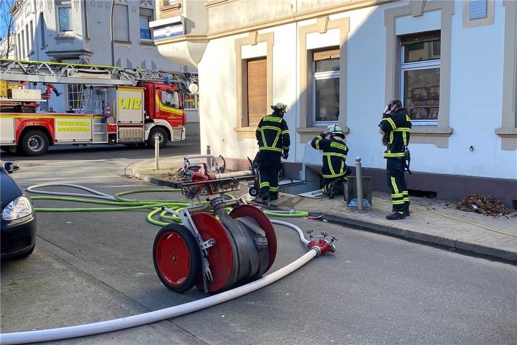 Qualm im Keller des Pianos: Feuerwehr mit 30 Einsatzkräften am Musiktheater In einem Lichtschacht hatte Laub Feuer gefangen.