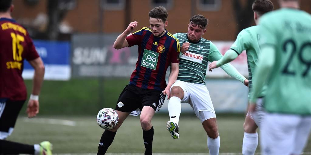 Top-Spieler der Oberliga Niederrhein will mit Bövinghausen „einen Stempel in Westfalen setzen“ Luka Bosnjak kämpft um den Ball.