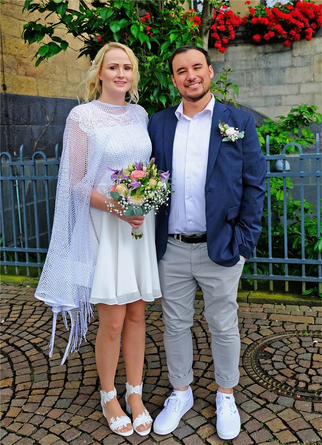 Die Eheleute Jacqueline Kusche und Mike Kowalzek nach ihrer Trauung vor dem Rathaus in Recklinghausen